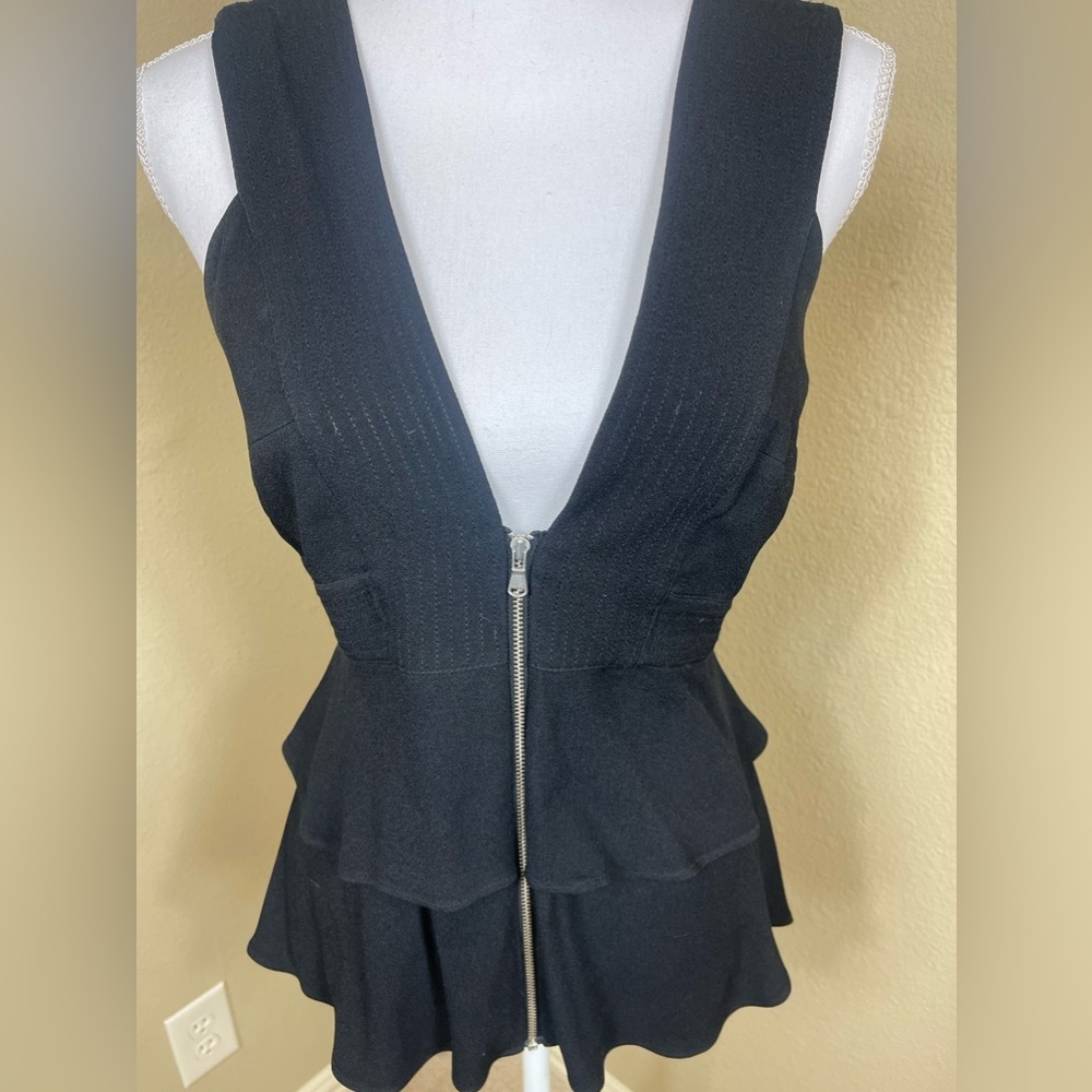 Trouvé size small sleeveless Plunge zippered top - Picture 6 of 8